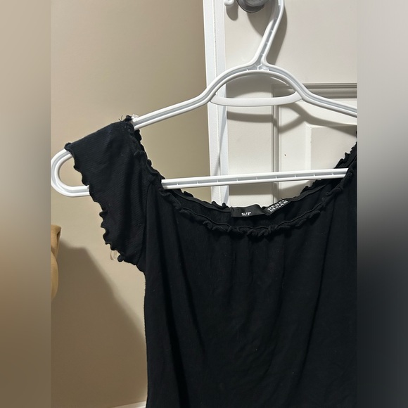 Off the shoulder top trim detailing - Picture 1 of 4
